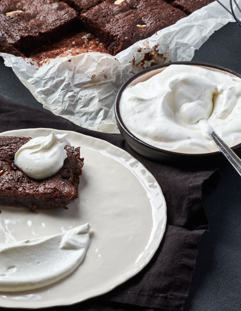 Brownie com Cobertura de Chantilly
